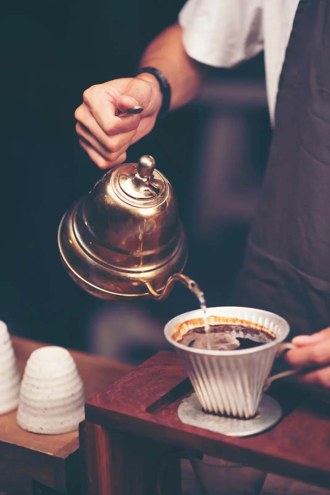 Barista sirviendo café pour over, plan premium Feeltrados